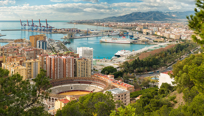 Guía de Málaga Capital  Uno de los puertos de cruceros más populares del Mediterráneo.