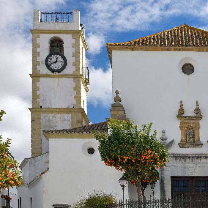 Ambiente de pueblo clásico... Iglesia de Santa María La Coronada en San Roque