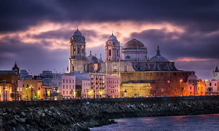 Tarifa Guide - Stunning panorama of historic Cádiz city Impresionante panorámica de la histórica ciudad de Cádiz.