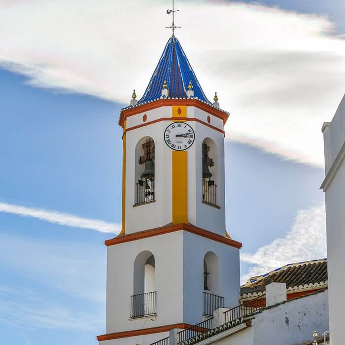 Iglesia de Nuestra Señora de la Encarnación... destacando majestuosamente sobre el centro de Yunquera