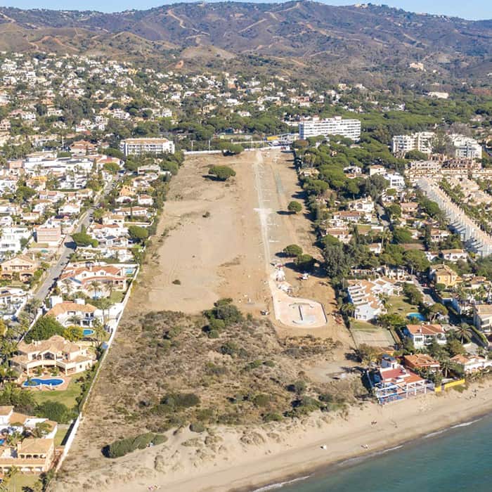 Dunique Marbella se encuentra frente a la playa de Las Chapas, en Marbella.