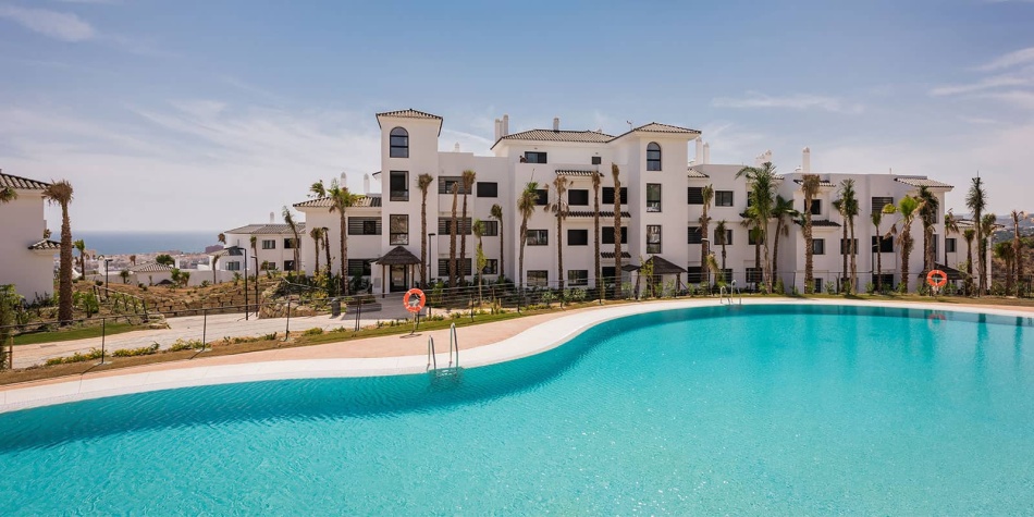 Key-ready apartments for sale in Estepona North. Spacious swimming pool