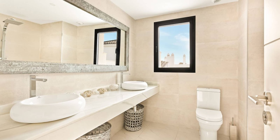 Key-ready apartments for sale in Estepona North. Bathroom