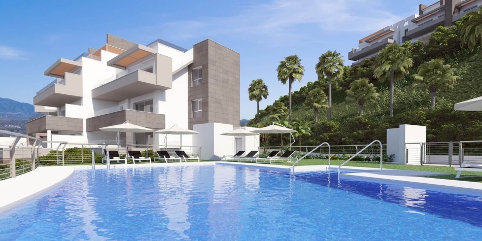 Excellent frontline golf development in Mijas Costa. Gardens and pools all around the complex