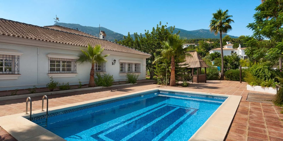 San Jorge luxury villa. Pool and mountain landscape